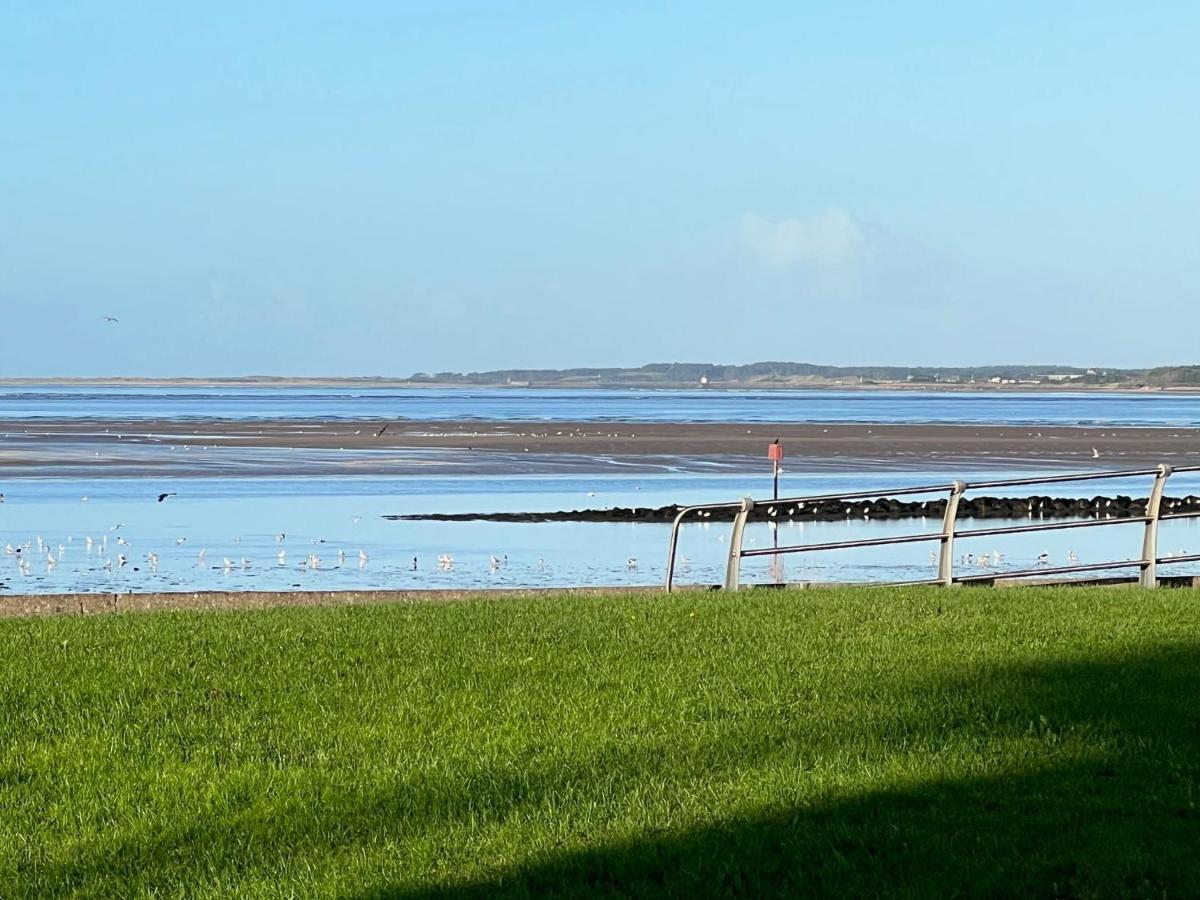 Cockledora, A Luxury Ground Floor Beachfront Apartment Llanelli Exterior foto